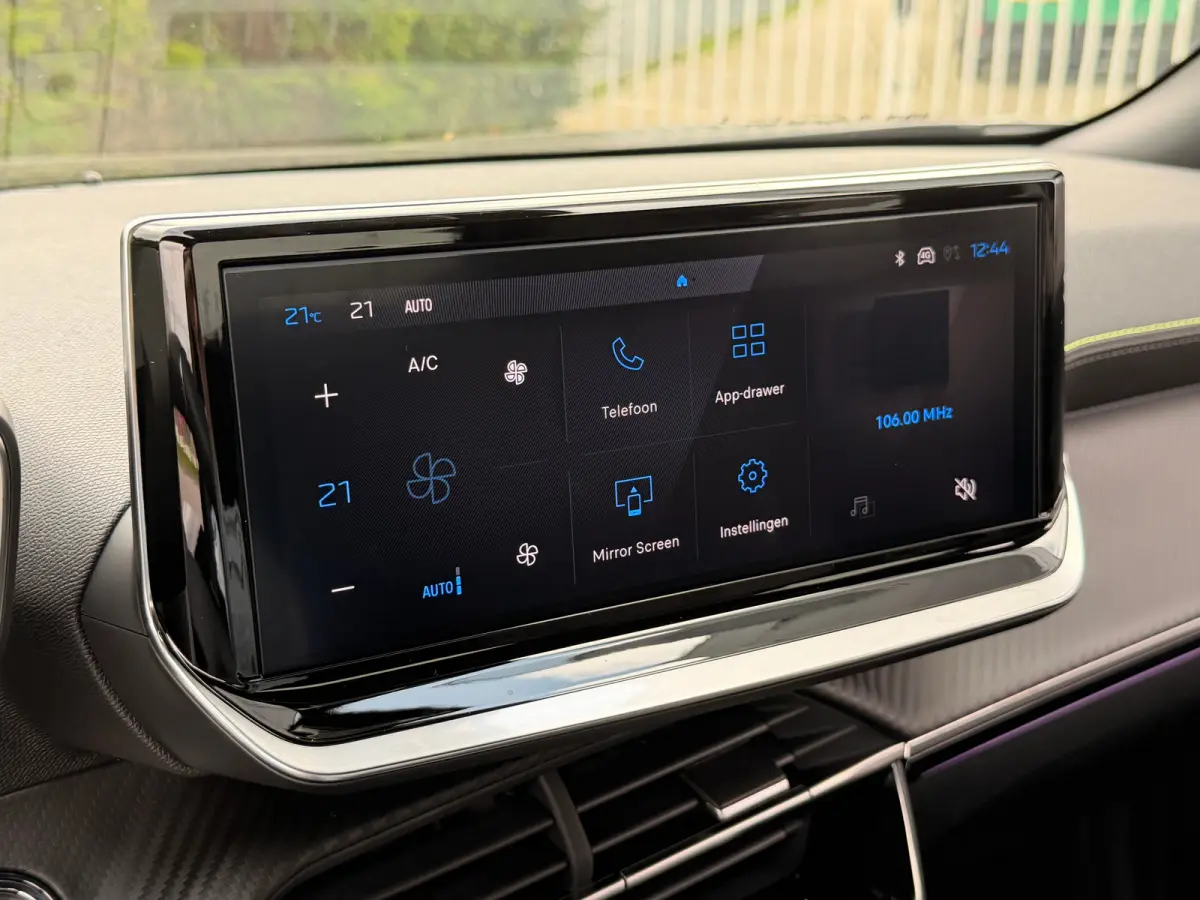 GT VOORRAADACTIE | 8 JAAR FABRIEKSGARANTIE | | Active Safety Brake met camera en radar (automatisch noodremsysteem) met Distance Alert (waarschuwing dreigende aanrijding) | Advanced Active S