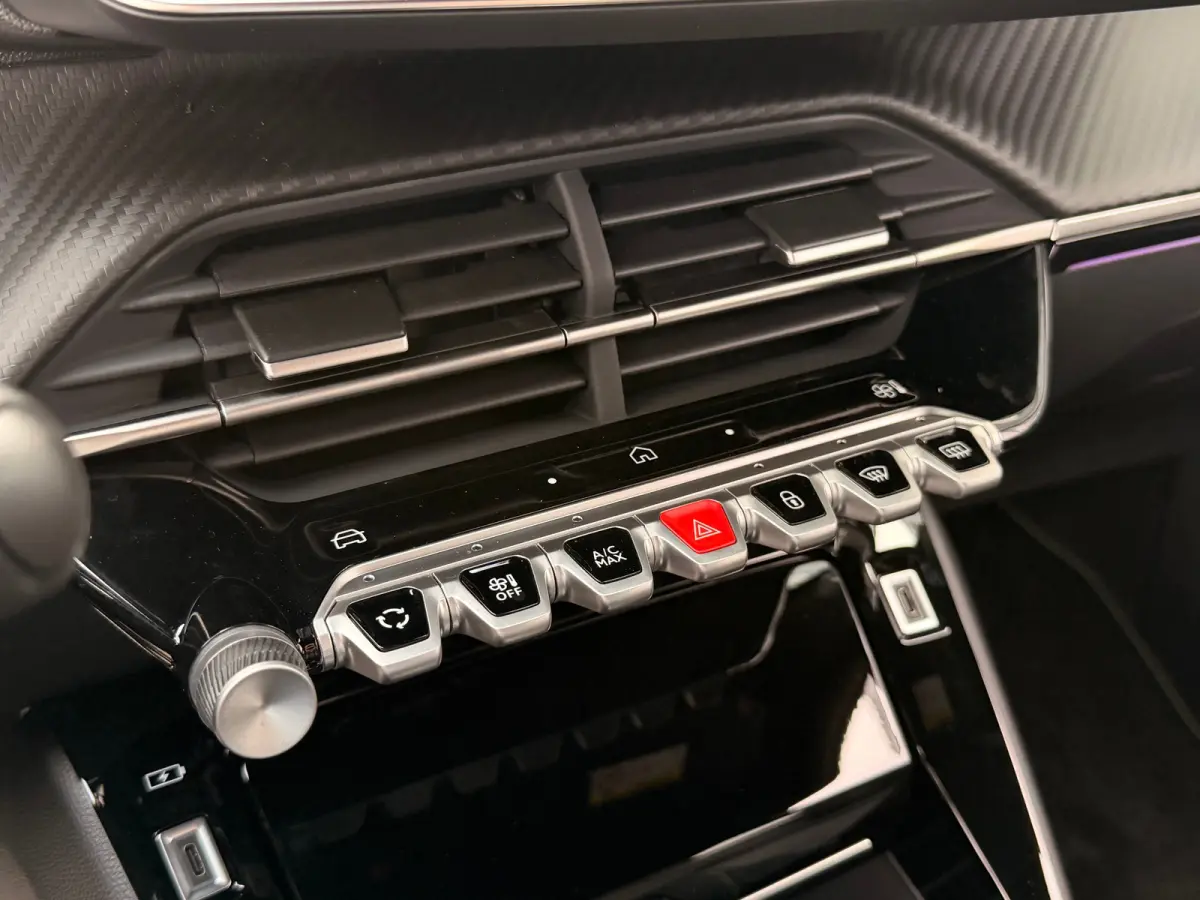 GT VOORRAADACTIE | 8 JAAR FABRIEKSGARANTIE | | Active Safety Brake met camera en radar (automatisch noodremsysteem) met Distance Alert (waarschuwing dreigende aanrijding) | Advanced Active S