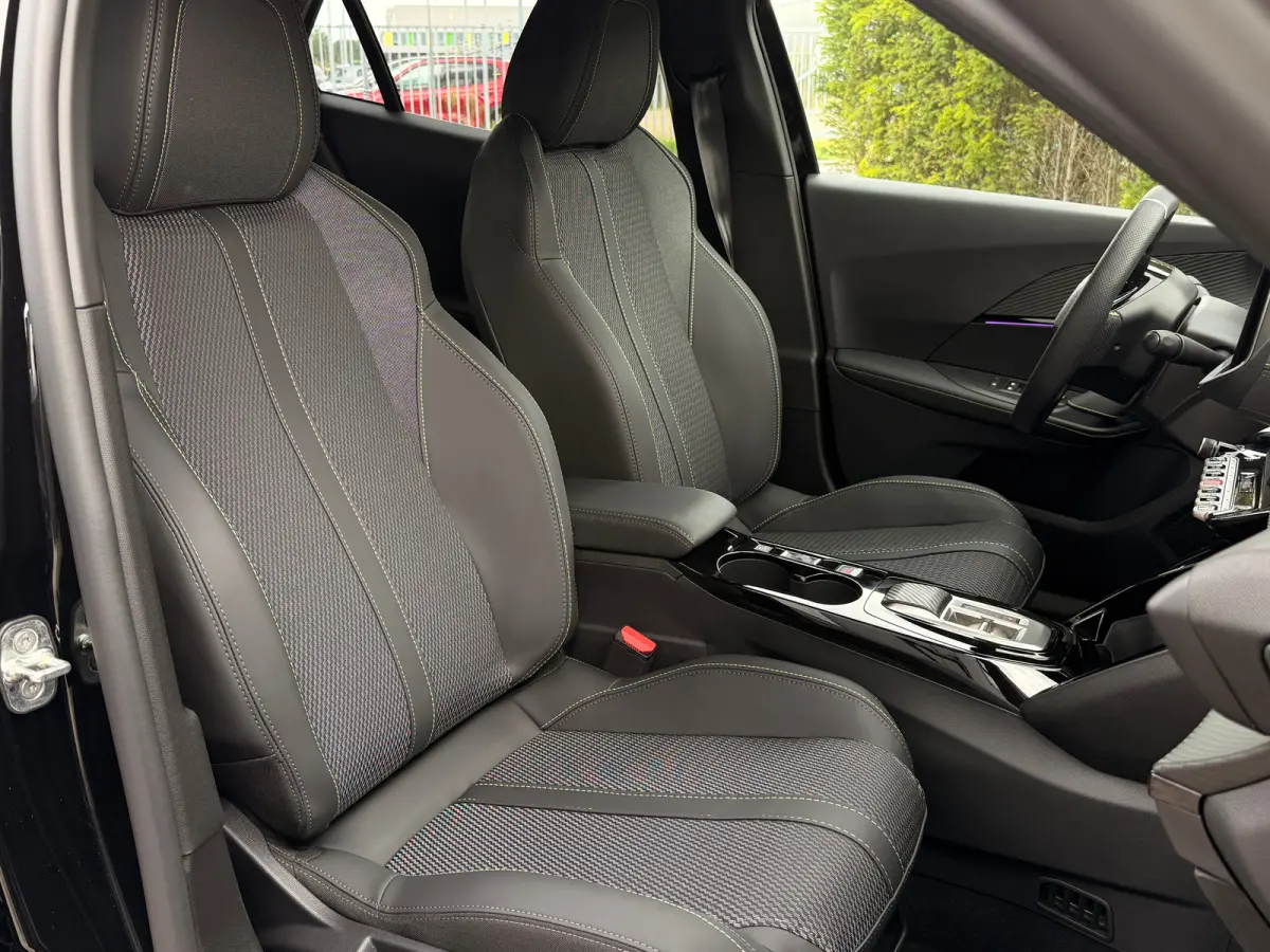 GT VOORRAADACTIE | 8 JAAR FABRIEKSGARANTIE | | Active Safety Brake met camera en radar (automatisch noodremsysteem) met Distance Alert (waarschuwing dreigende aanrijding) | Advanced Active S