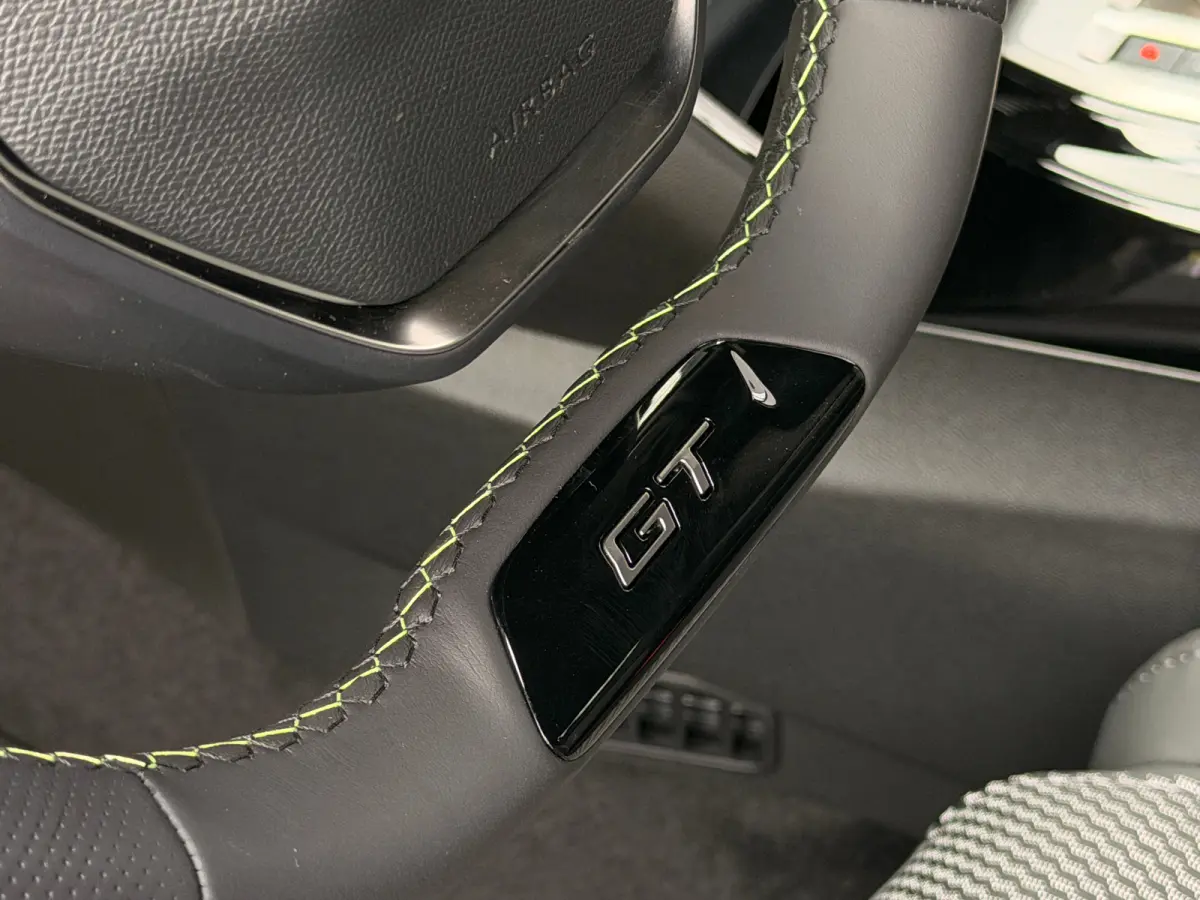 GT VOORRAADACTIE | 8 JAAR FABRIEKSGARANTIE | | Active Safety Brake met camera en radar (automatisch noodremsysteem) met Distance Alert (waarschuwing dreigende aanrijding) | Advanced Active S
