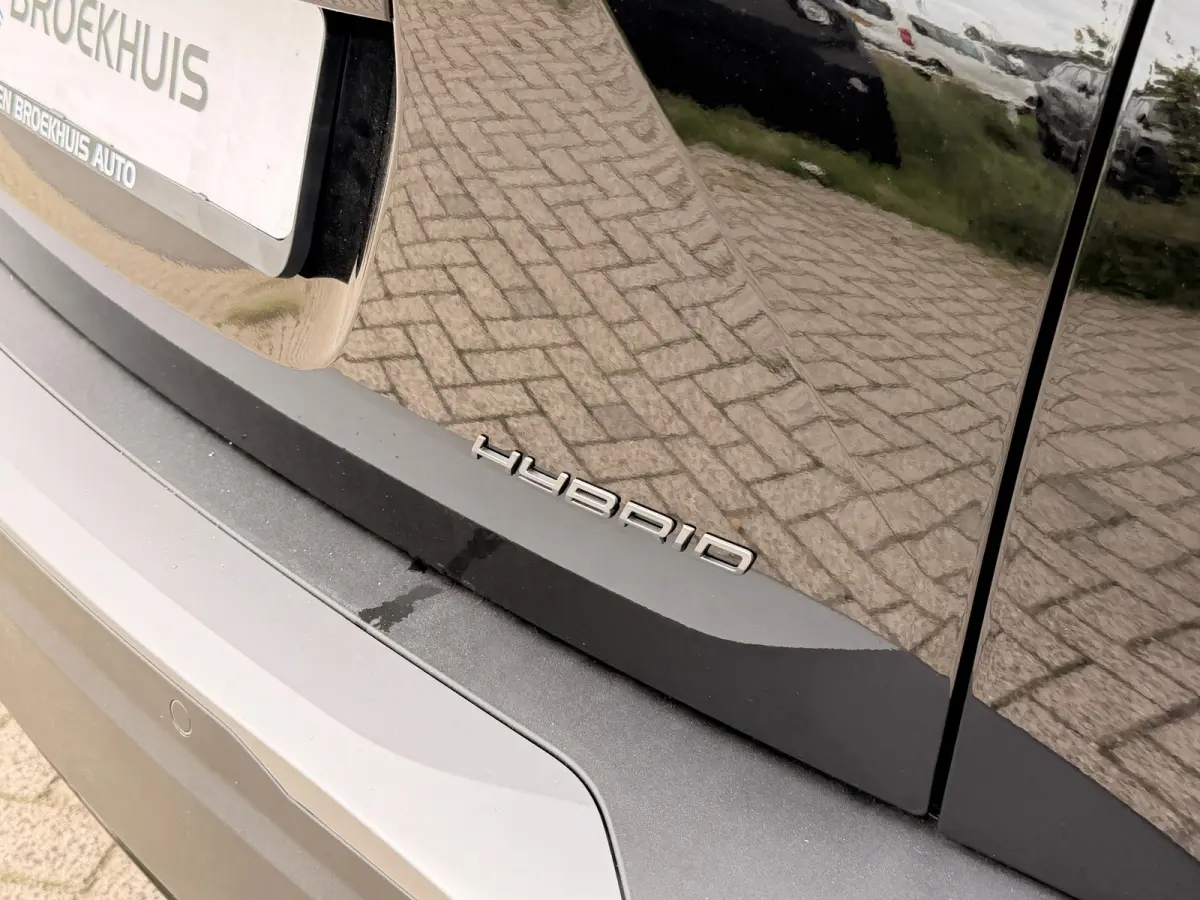 GT VOORRAADACTIE | 8 JAAR FABRIEKSGARANTIE | | Active Safety Brake met camera en radar (automatisch noodremsysteem) met Distance Alert (waarschuwing dreigende aanrijding) | Advanced Active S