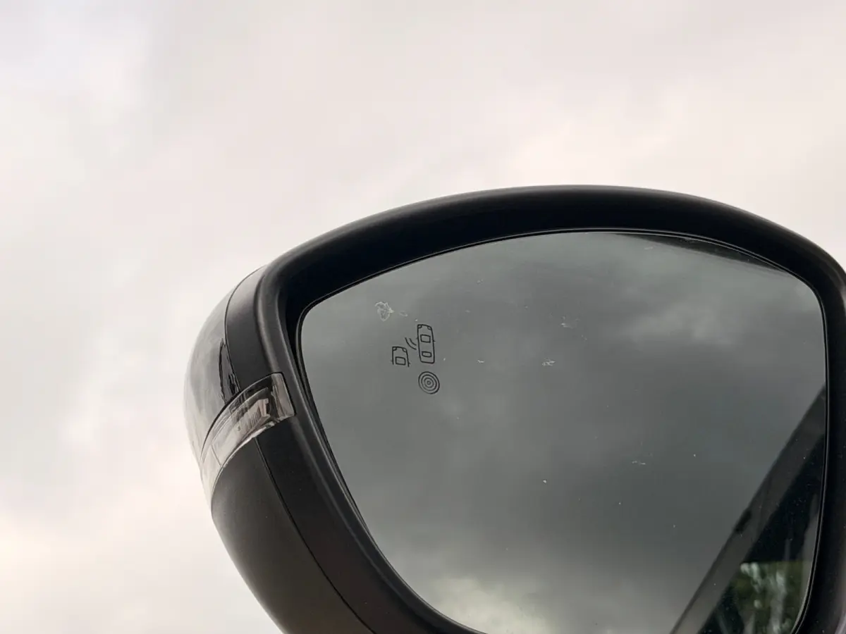 GT VOORRAADACTIE | 8 JAAR FABRIEKSGARANTIE | | Active Safety Brake met camera en radar (automatisch noodremsysteem) met Distance Alert (waarschuwing dreigende aanrijding) | Advanced Active S