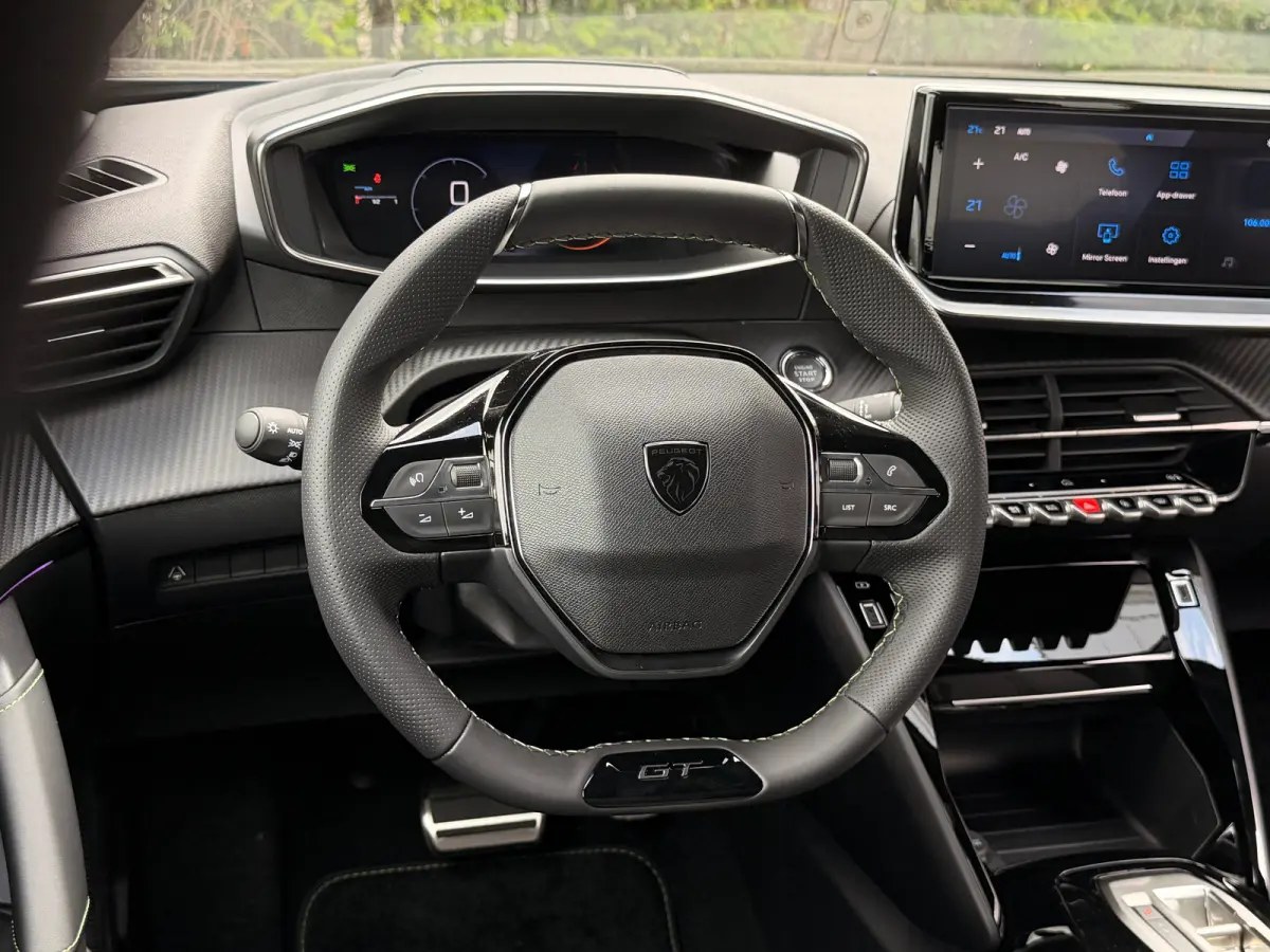 GT VOORRAADACTIE | 8 JAAR FABRIEKSGARANTIE | | Active Safety Brake met camera en radar (automatisch noodremsysteem) met Distance Alert (waarschuwing dreigende aanrijding) | Advanced Active S
