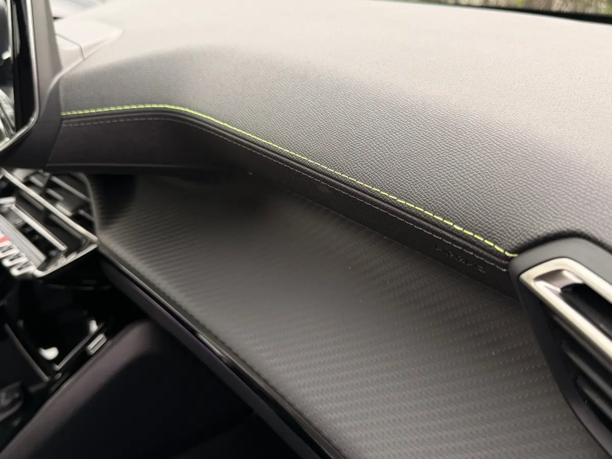 GT VOORRAADACTIE | 8 JAAR FABRIEKSGARANTIE | | Active Safety Brake met camera en radar (automatisch noodremsysteem) met Distance Alert (waarschuwing dreigende aanrijding) | Advanced Active S