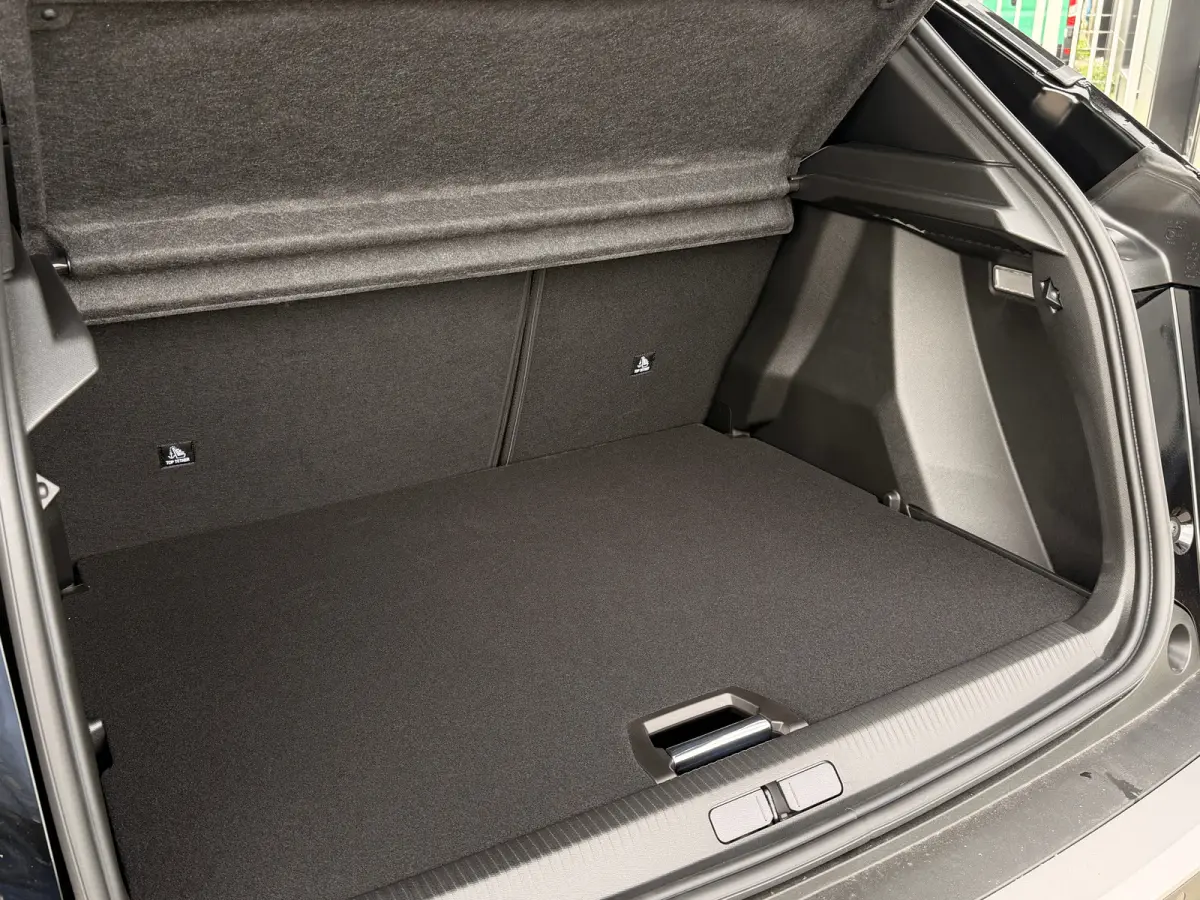 GT VOORRAADACTIE | 8 JAAR FABRIEKSGARANTIE | | Active Safety Brake met camera en radar (automatisch noodremsysteem) met Distance Alert (waarschuwing dreigende aanrijding) | Advanced Active S