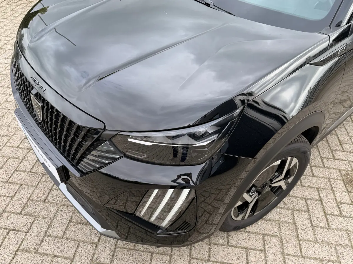 GT VOORRAADACTIE | 8 JAAR FABRIEKSGARANTIE | | Active Safety Brake met camera en radar (automatisch noodremsysteem) met Distance Alert (waarschuwing dreigende aanrijding) | Advanced Active S