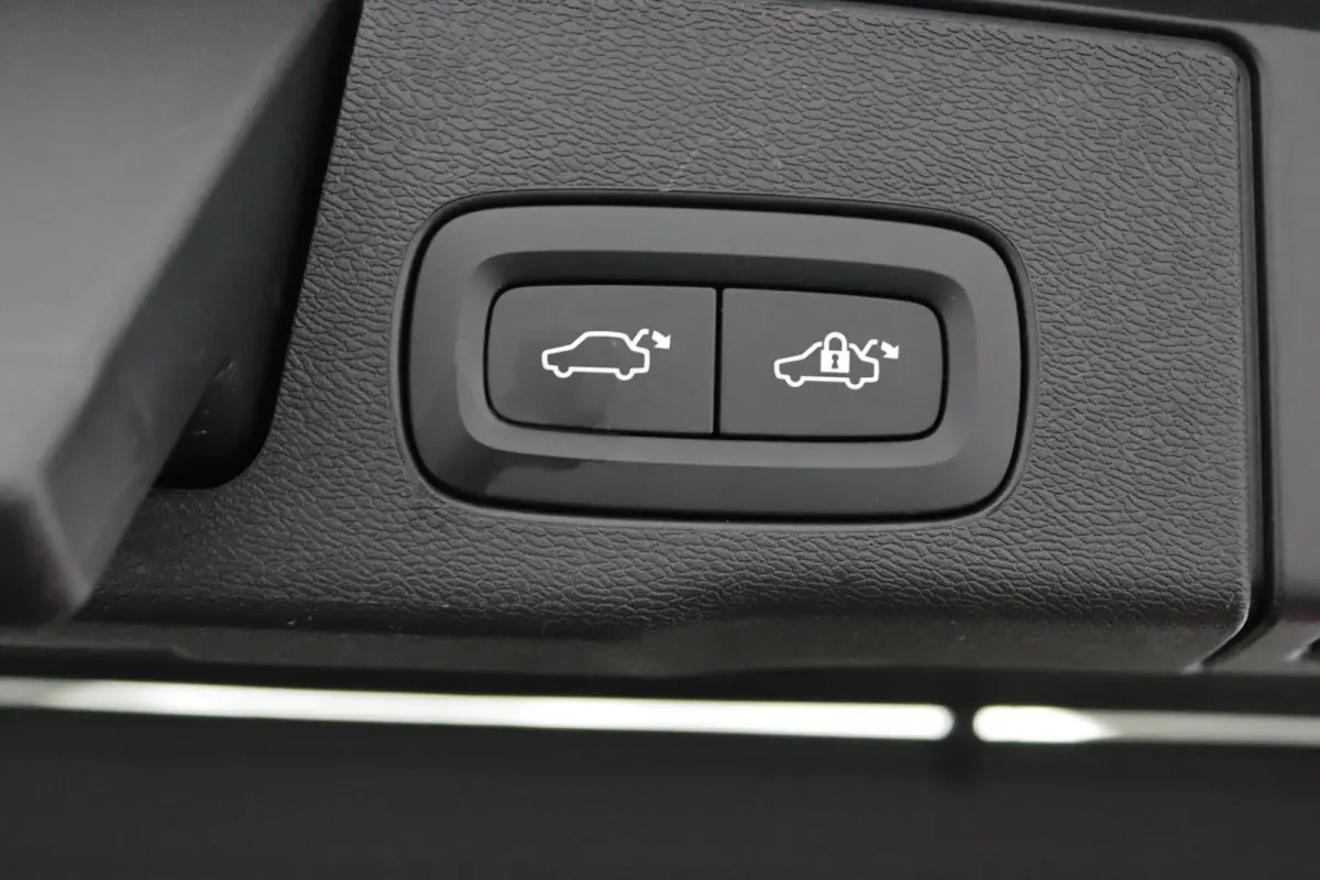 B5 Black Pack | Trekhaak 2300KG! | Camera | Adaptive Cruise | BLIS | Stoelverwarming | Verwarmbare Voorruit | CarPlay/Android Auto