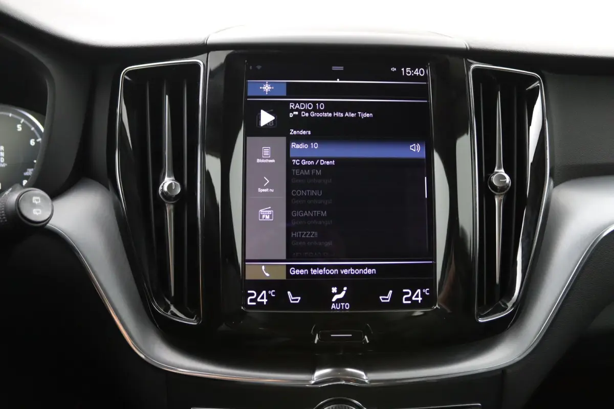 B5 Black Pack | Trekhaak 2300KG! | Camera | Adaptive Cruise | BLIS | Stoelverwarming | Verwarmbare Voorruit | CarPlay/Android Auto