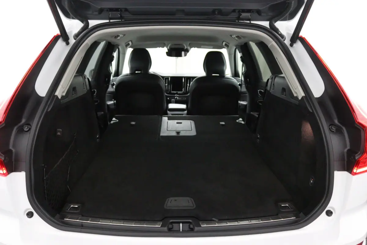 B5 Black Pack | Trekhaak 2300KG! | Camera | Adaptive Cruise | BLIS | Stoelverwarming | Verwarmbare Voorruit | CarPlay/Android Auto