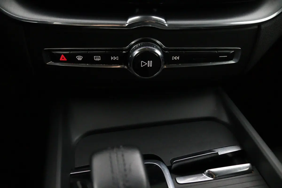 B5 Black Pack | Trekhaak 2300KG! | Camera | Adaptive Cruise | BLIS | Stoelverwarming | Verwarmbare Voorruit | CarPlay/Android Auto
