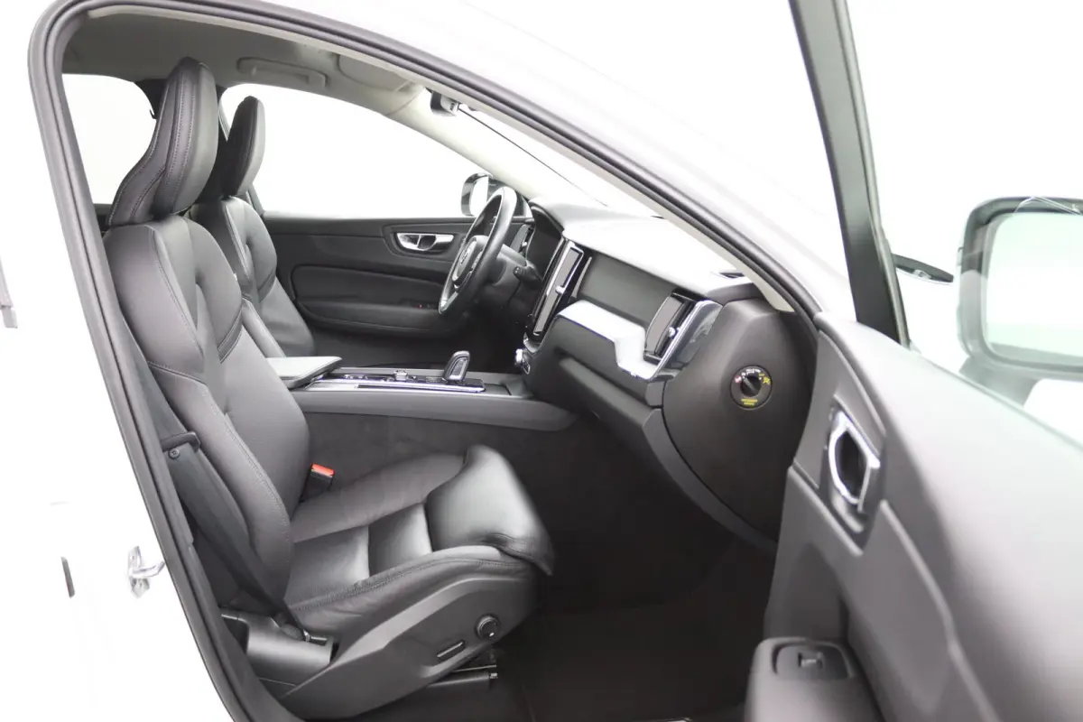 B5 Black Pack | Trekhaak 2300KG! | Camera | Adaptive Cruise | BLIS | Stoelverwarming | Verwarmbare Voorruit | CarPlay/Android Auto