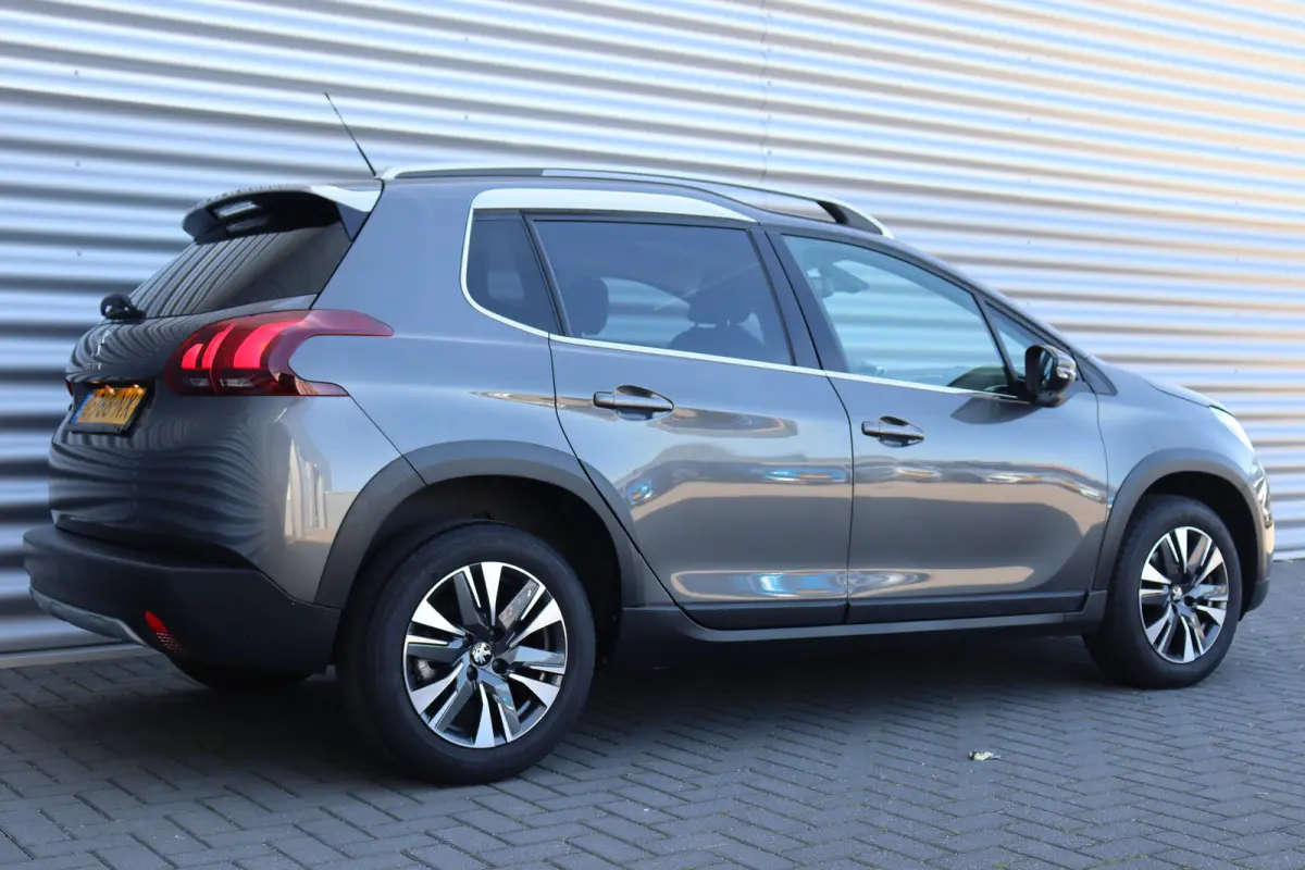 1.2 PURETECH 110PK ALLURE AUTOMAAT / NAVI / CLIMA / LED / PDC / 17" LMV / CAMERA / BLUETOOTH / CRUISECONTROL / 1E EIGENAAR / NIEUWSTAAT !!