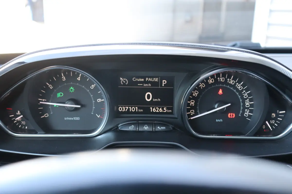 1.2 PURETECH 110PK ALLURE AUTOMAAT / NAVI / CLIMA / LED / PDC / 17" LMV / CAMERA / BLUETOOTH / CRUISECONTROL / 1E EIGENAAR / NIEUWSTAAT !!