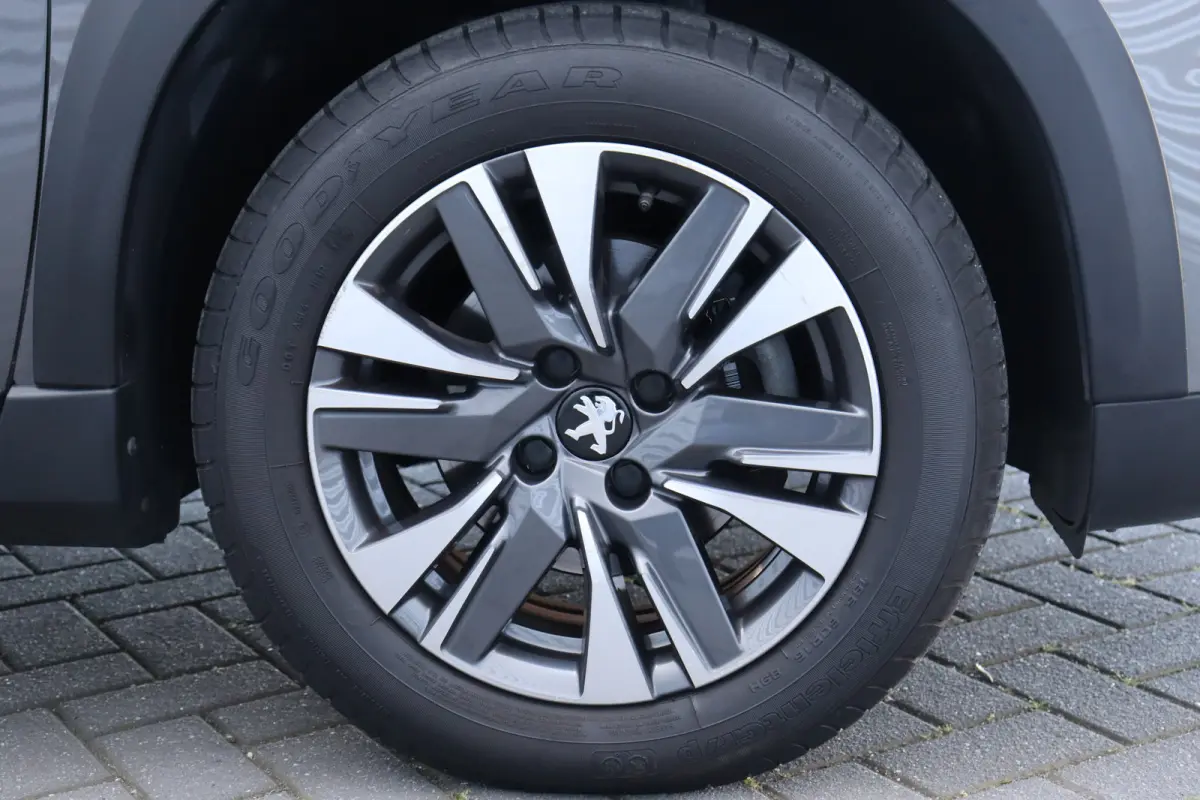 1.2 PURETECH 110PK ALLURE AUTOMAAT / NAVI / CLIMA / LED / PDC / 17" LMV / CAMERA / BLUETOOTH / CRUISECONTROL / 1E EIGENAAR / NIEUWSTAAT !!