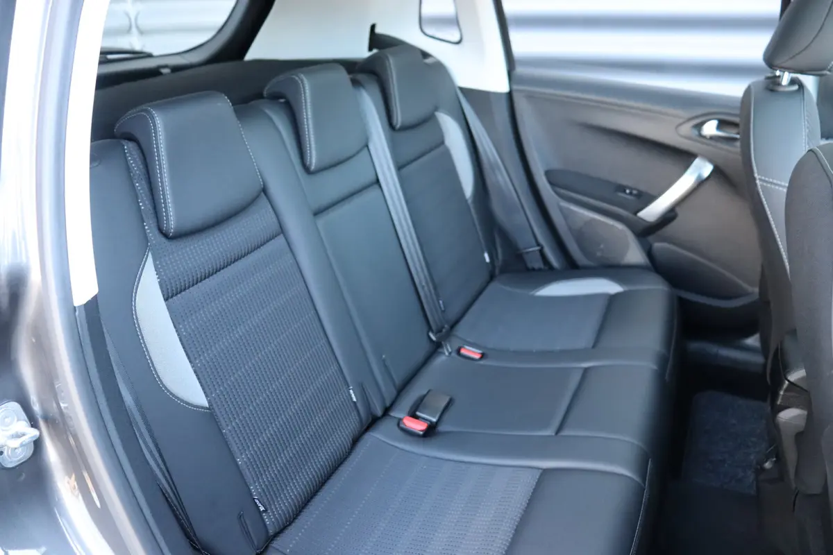 1.2 PURETECH 110PK ALLURE AUTOMAAT / NAVI / CLIMA / LED / PDC / 17" LMV / CAMERA / BLUETOOTH / CRUISECONTROL / 1E EIGENAAR / NIEUWSTAAT !!