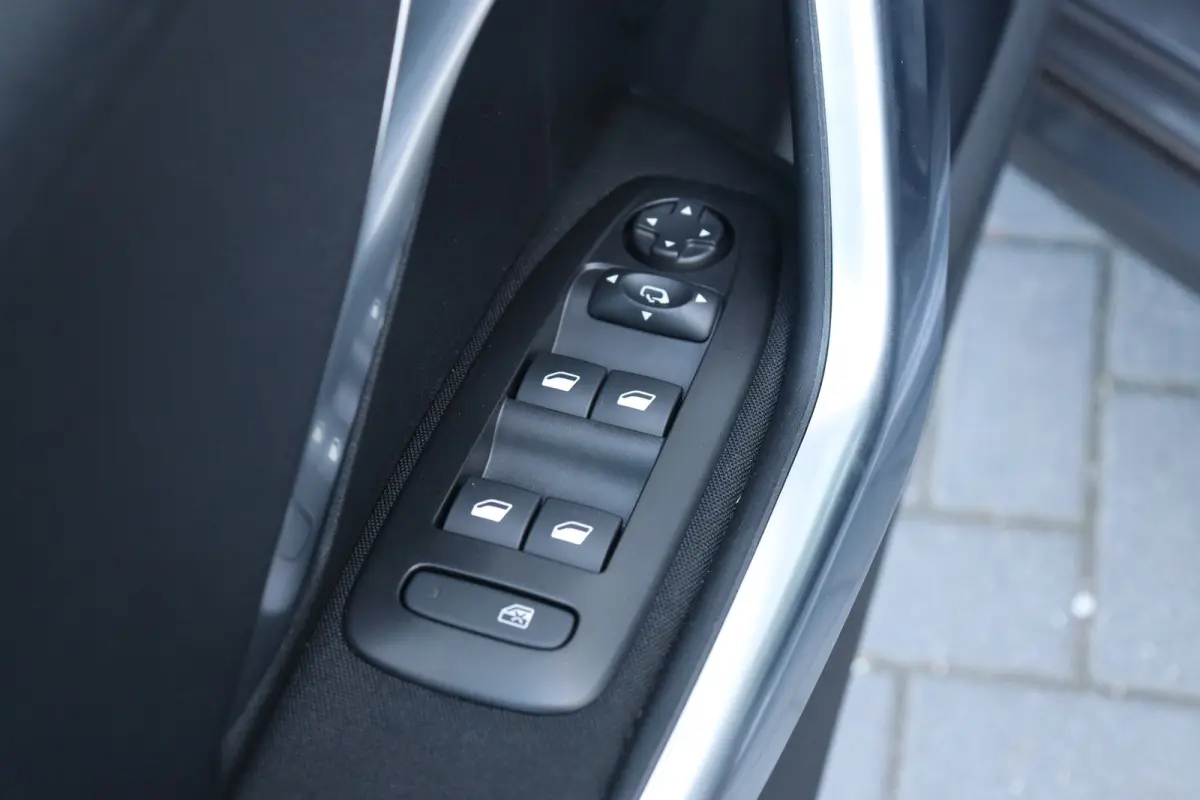 1.2 PURETECH 110PK ALLURE AUTOMAAT / NAVI / CLIMA / LED / PDC / 17" LMV / CAMERA / BLUETOOTH / CRUISECONTROL / 1E EIGENAAR / NIEUWSTAAT !!