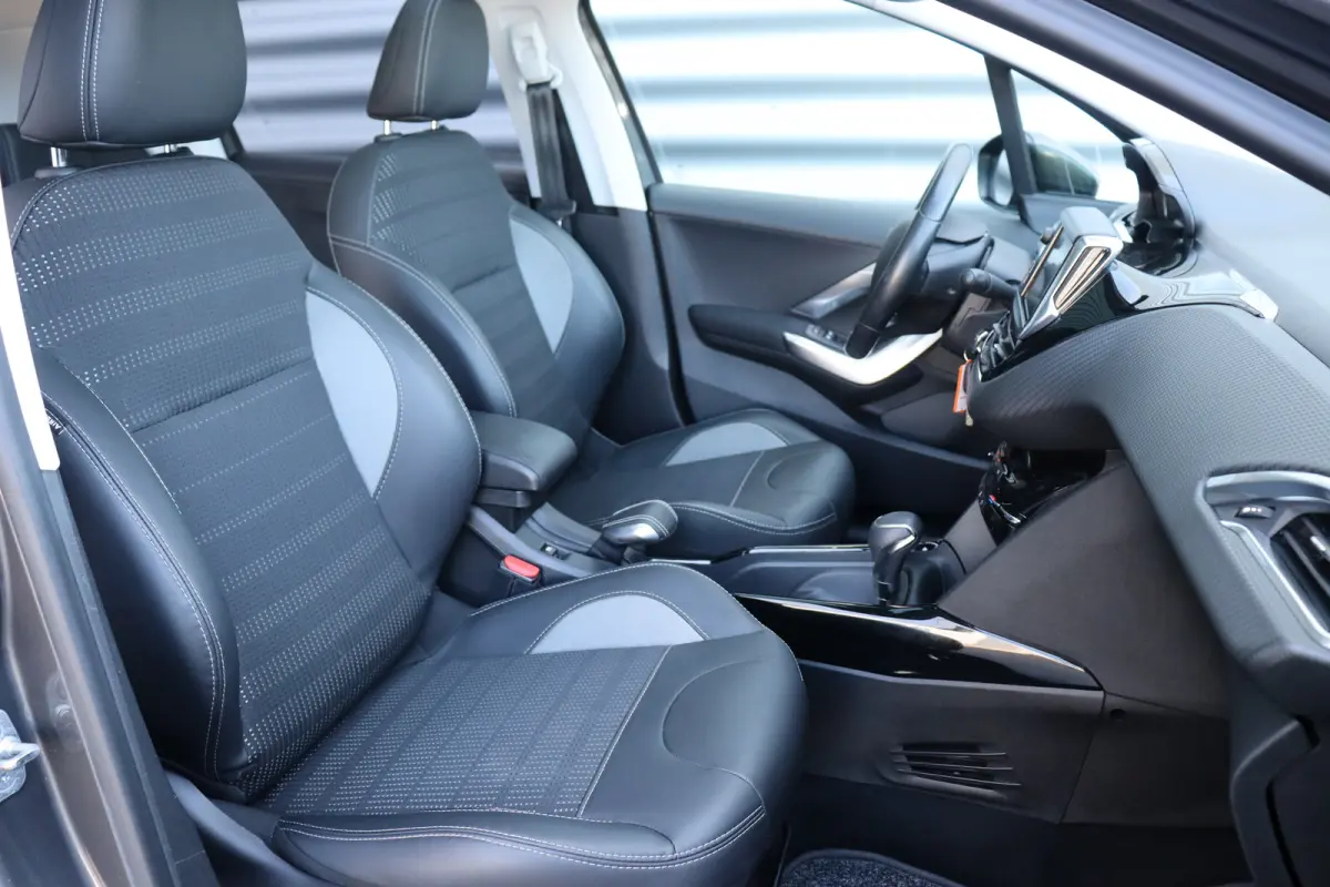 1.2 PURETECH 110PK ALLURE AUTOMAAT / NAVI / CLIMA / LED / PDC / 17" LMV / CAMERA / BLUETOOTH / CRUISECONTROL / 1E EIGENAAR / NIEUWSTAAT !!