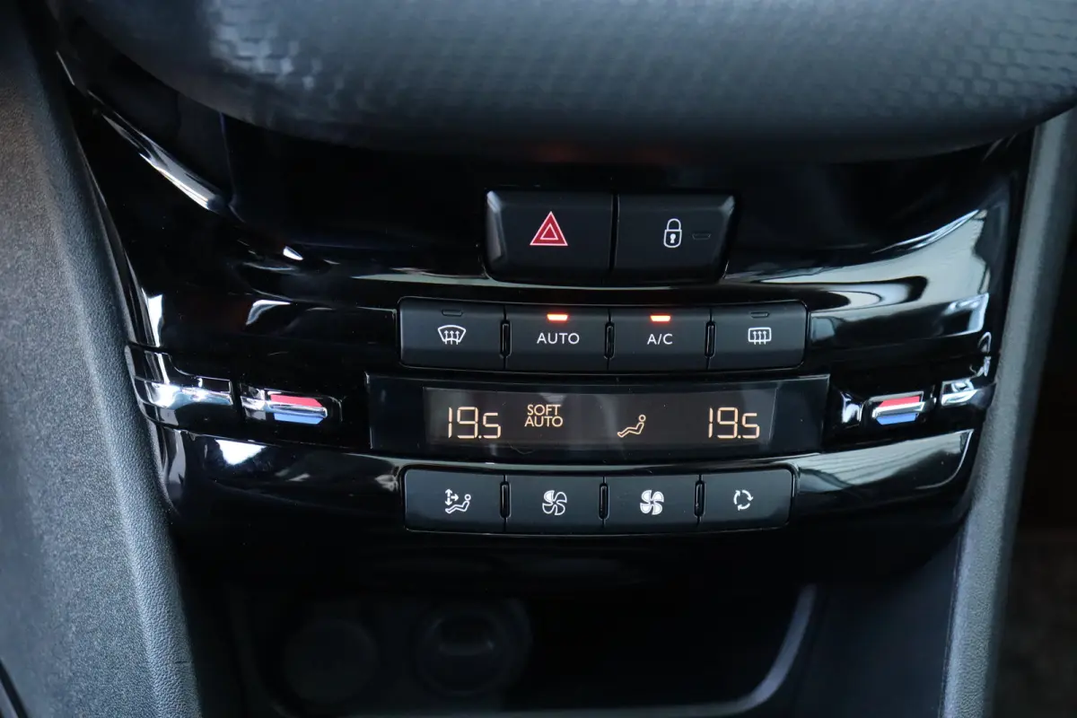 1.2 PURETECH 110PK ALLURE AUTOMAAT / NAVI / CLIMA / LED / PDC / 17" LMV / CAMERA / BLUETOOTH / CRUISECONTROL / 1E EIGENAAR / NIEUWSTAAT !!