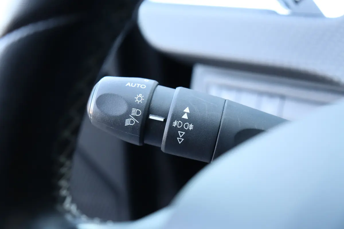 1.2 PURETECH 110PK ALLURE AUTOMAAT / NAVI / CLIMA / LED / PDC / 17" LMV / CAMERA / BLUETOOTH / CRUISECONTROL / 1E EIGENAAR / NIEUWSTAAT !!