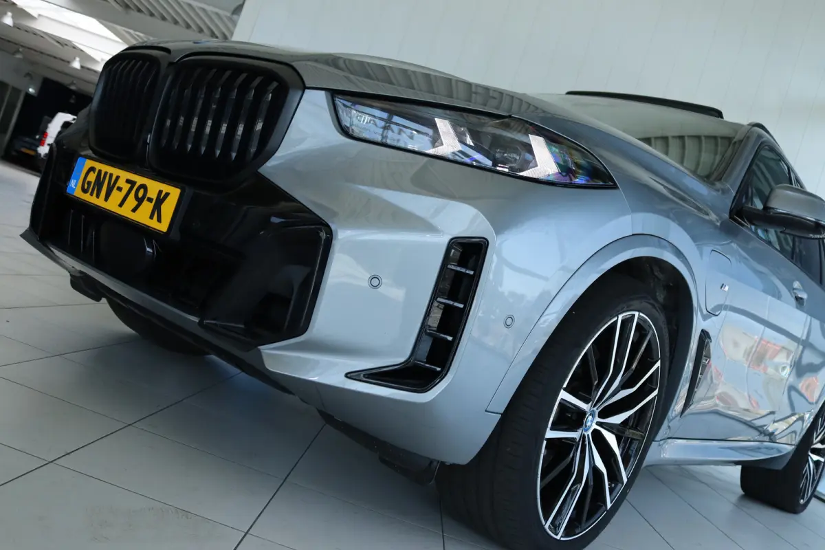 xDrive50e M-Sport Pro | Adapt. Cruise | Competition Stoelen | Carbon | Massage | Softclose | 4-wielsturing | Trekhaak | Pano | Harman & Kardon | HUD