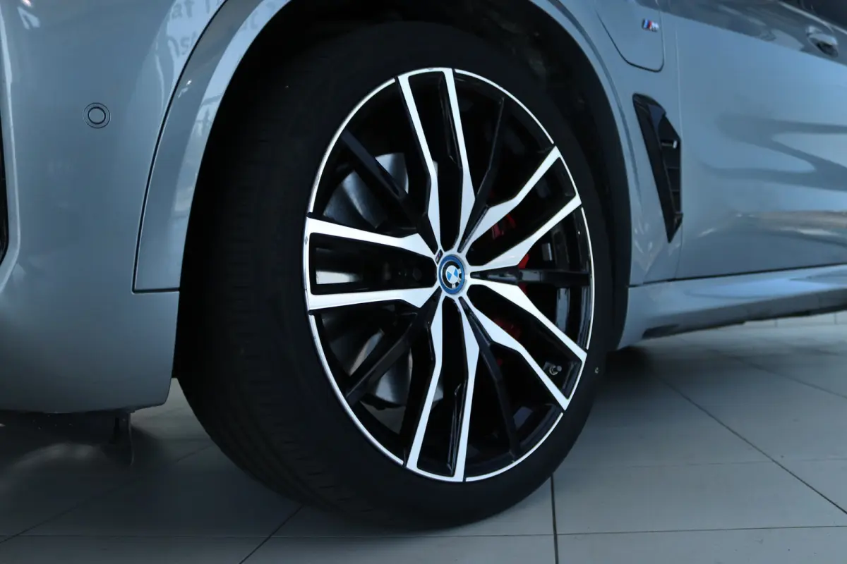 xDrive50e M-Sport Pro | Adapt. Cruise | Competition Stoelen | Carbon | Massage | Softclose | 4-wielsturing | Trekhaak | Pano | Harman & Kardon | HUD