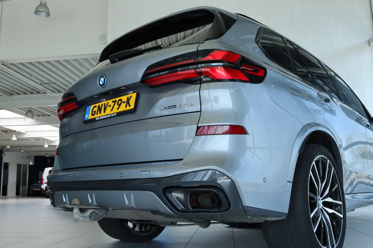 xDrive50e M-Sport Pro | Adapt. Cruise | Competition Stoelen | Carbon | Massage | Softclose | 4-wielsturing | Trekhaak | Pano | Harman & Kardon | HUD