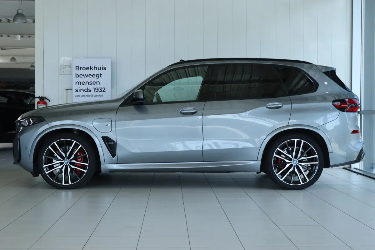 xDrive50e M-Sport Pro | Adapt. Cruise | Competition Stoelen | Carbon | Massage | Softclose | 4-wielsturing | Trekhaak | Pano | Harman & Kardon | HUD