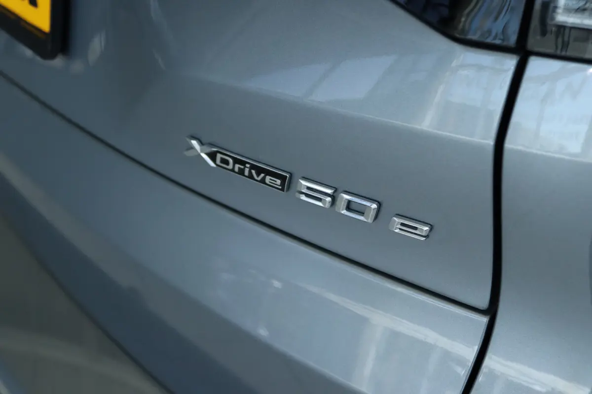 xDrive50e M-Sport Pro | Adapt. Cruise | Competition Stoelen | Carbon | Massage | Softclose | 4-wielsturing | Trekhaak | Pano | Harman & Kardon | HUD