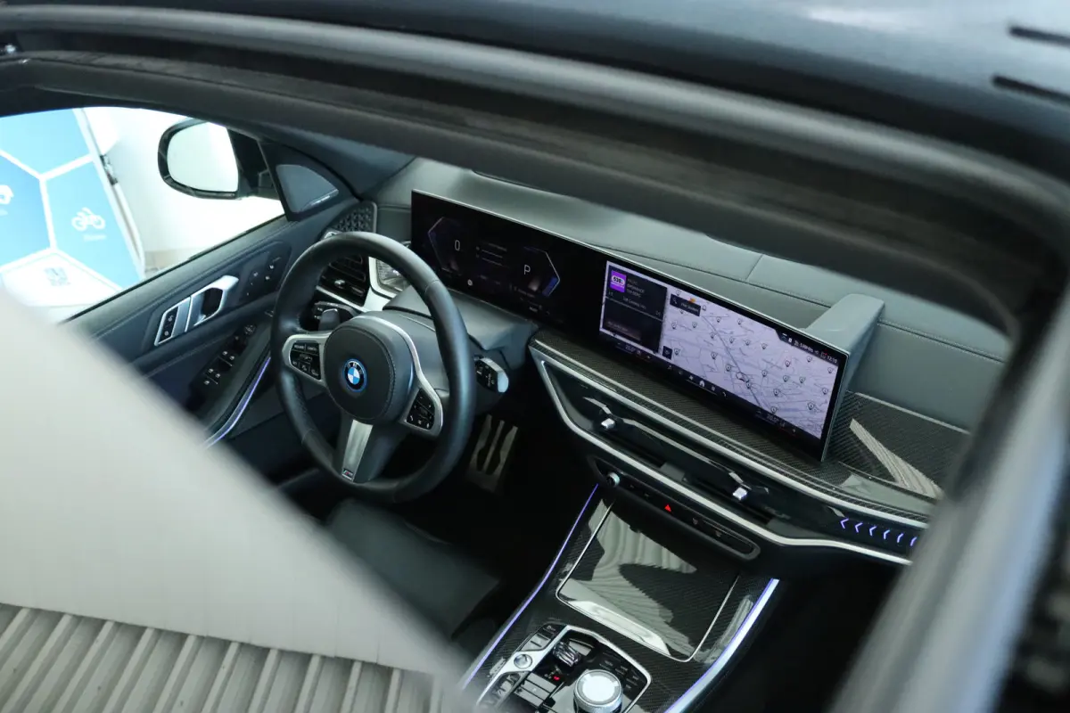 xDrive50e M-Sport Pro | Adapt. Cruise | Competition Stoelen | Carbon | Massage | Softclose | 4-wielsturing | Trekhaak | Pano | Harman & Kardon | HUD