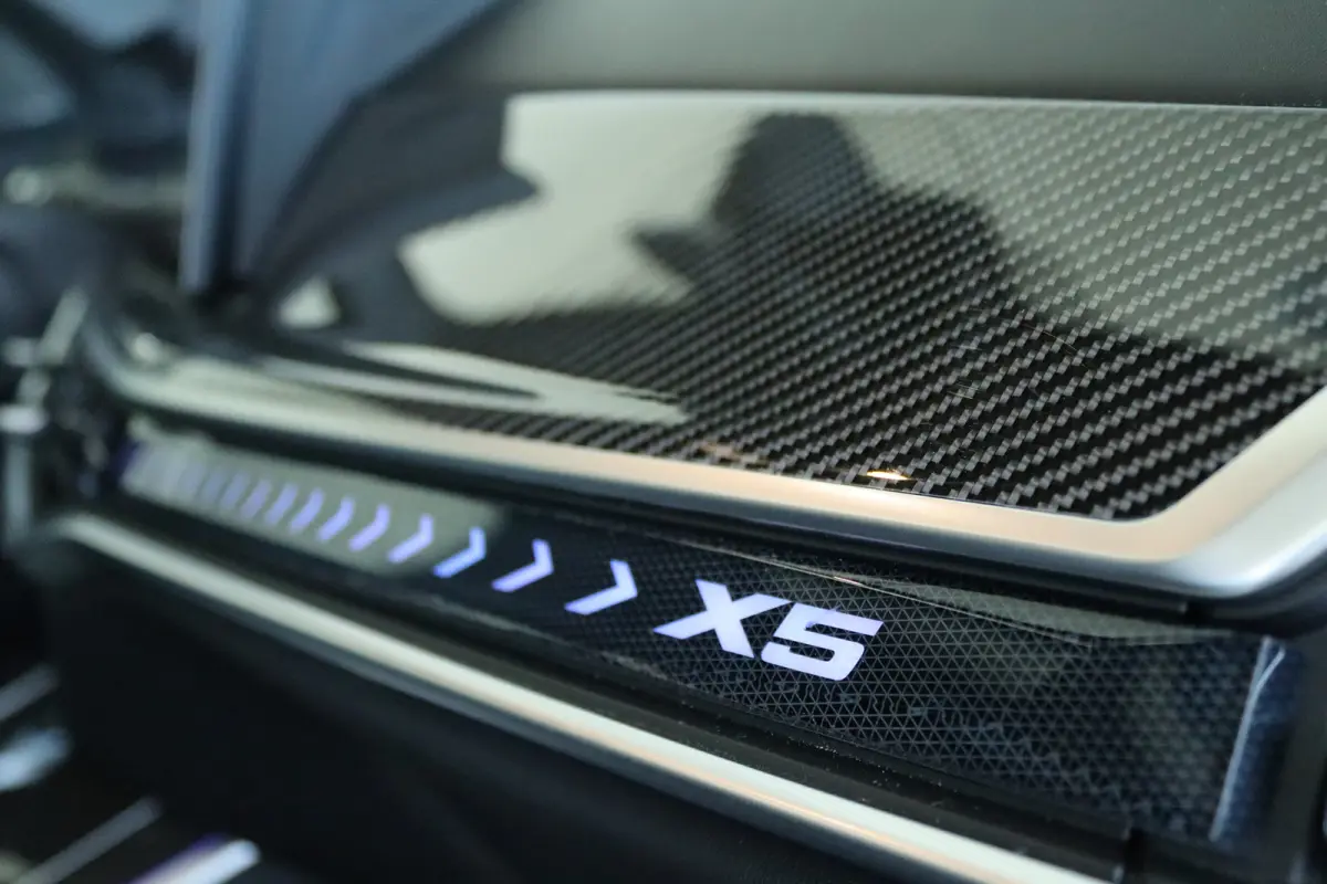 xDrive50e M-Sport Pro | Adapt. Cruise | Competition Stoelen | Carbon | Massage | Softclose | 4-wielsturing | Trekhaak | Pano | Harman & Kardon | HUD