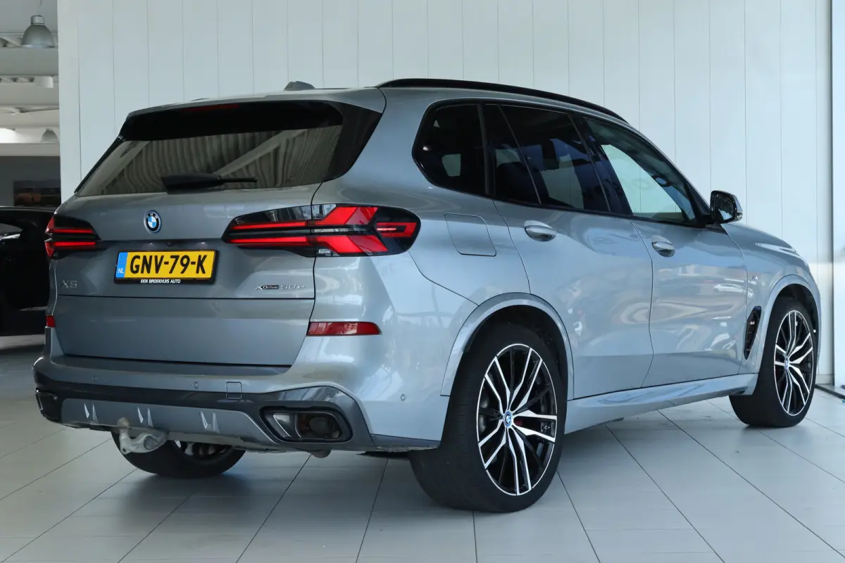 xDrive50e M-Sport Pro | Adapt. Cruise | Competition Stoelen | Carbon | Massage | Softclose | 4-wielsturing | Trekhaak | Pano | Harman & Kardon | HUD
