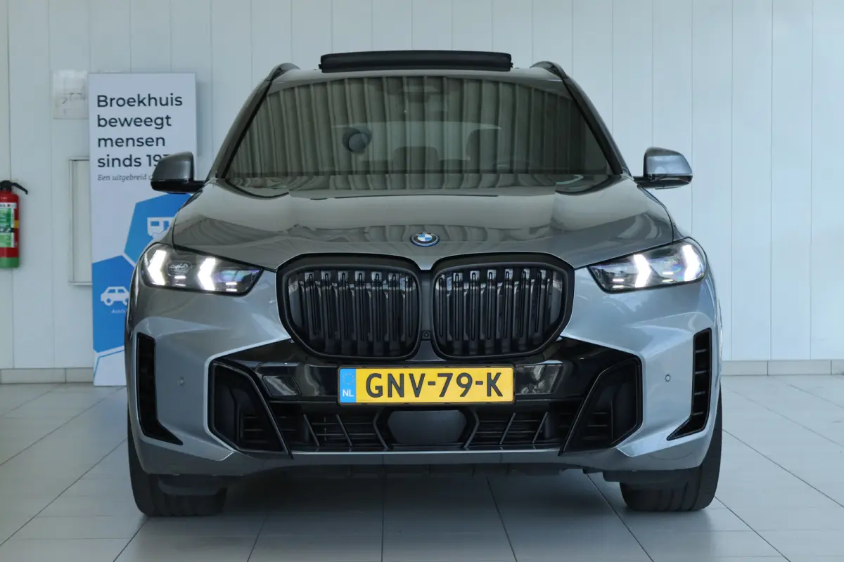 xDrive50e M-Sport Pro | Adapt. Cruise | Competition Stoelen | Carbon | Massage | Softclose | 4-wielsturing | Trekhaak | Pano | Harman & Kardon | HUD