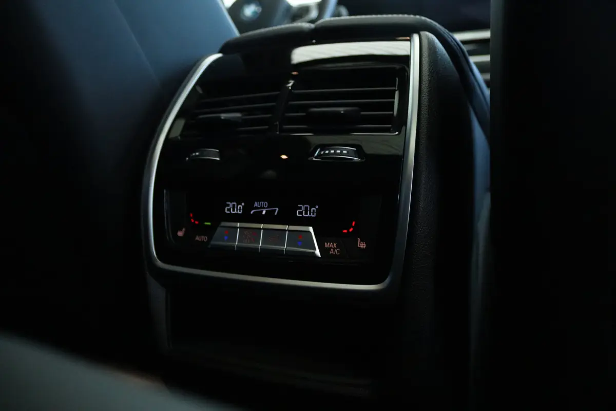 xDrive50e M-Sport Pro | Adapt. Cruise | Competition Stoelen | Carbon | Massage | Softclose | 4-wielsturing | Trekhaak | Pano | Harman & Kardon | HUD