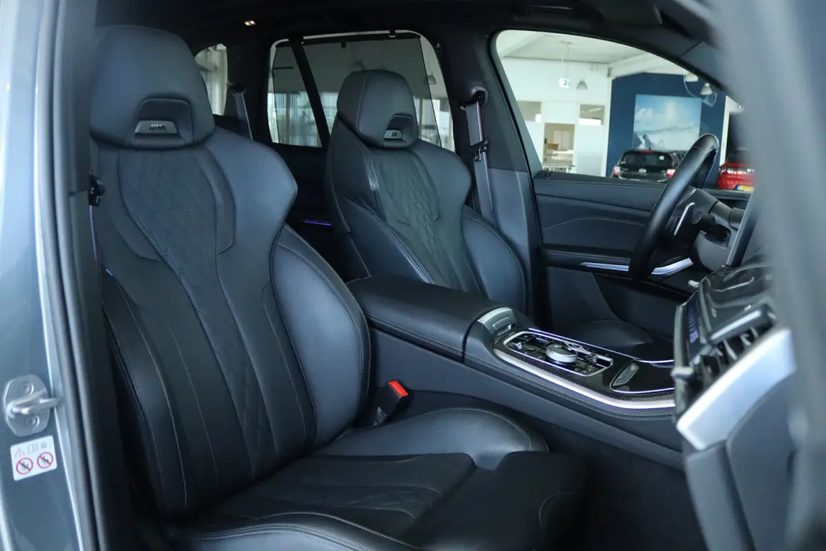 xDrive50e M-Sport Pro | Adapt. Cruise | Competition Stoelen | Carbon | Massage | Softclose | 4-wielsturing | Trekhaak | Pano | Harman & Kardon | HUD