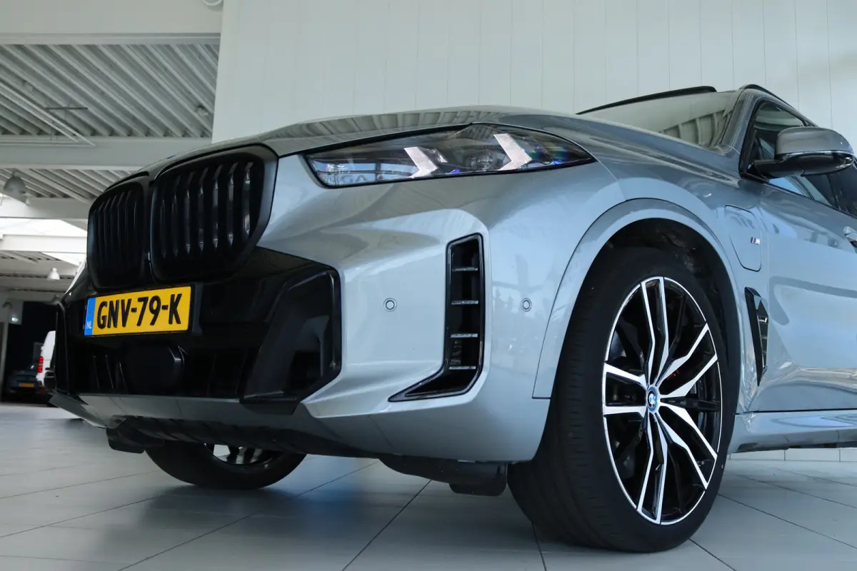 xDrive50e M-Sport Pro | Adapt. Cruise | Competition Stoelen | Carbon | Massage | Softclose | 4-wielsturing | Trekhaak | Pano | Harman & Kardon | HUD