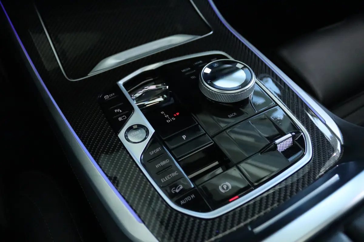 xDrive50e M-Sport Pro | Adapt. Cruise | Competition Stoelen | Carbon | Massage | Softclose | 4-wielsturing | Trekhaak | Pano | Harman & Kardon | HUD