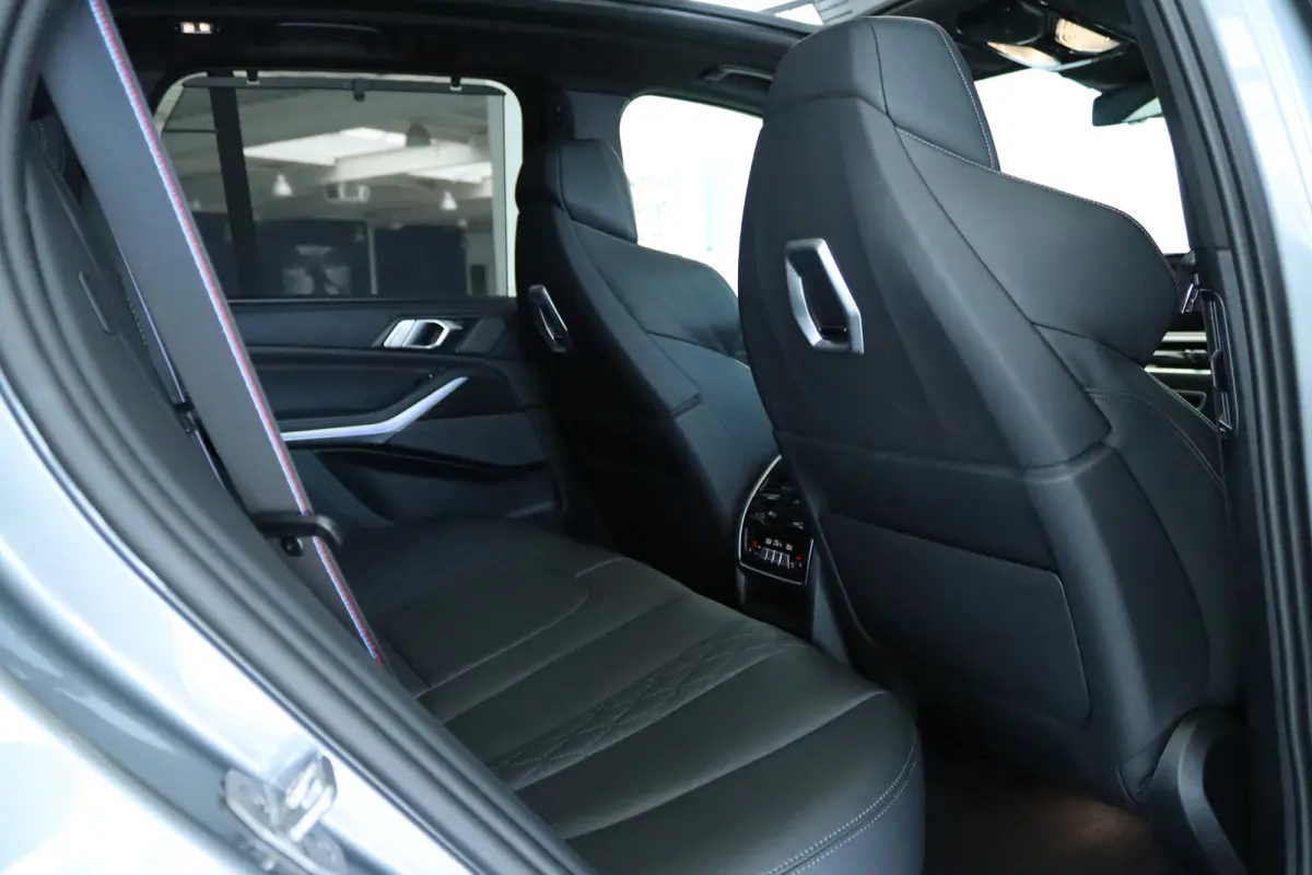 xDrive50e M-Sport Pro | Adapt. Cruise | Competition Stoelen | Carbon | Massage | Softclose | 4-wielsturing | Trekhaak | Pano | Harman & Kardon | HUD