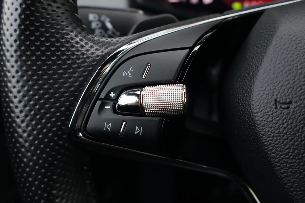 1.5 TSI MHEV Sportline Business 150PK | Achteruitrijcamera | Dodehoek detectie | Keyless entry