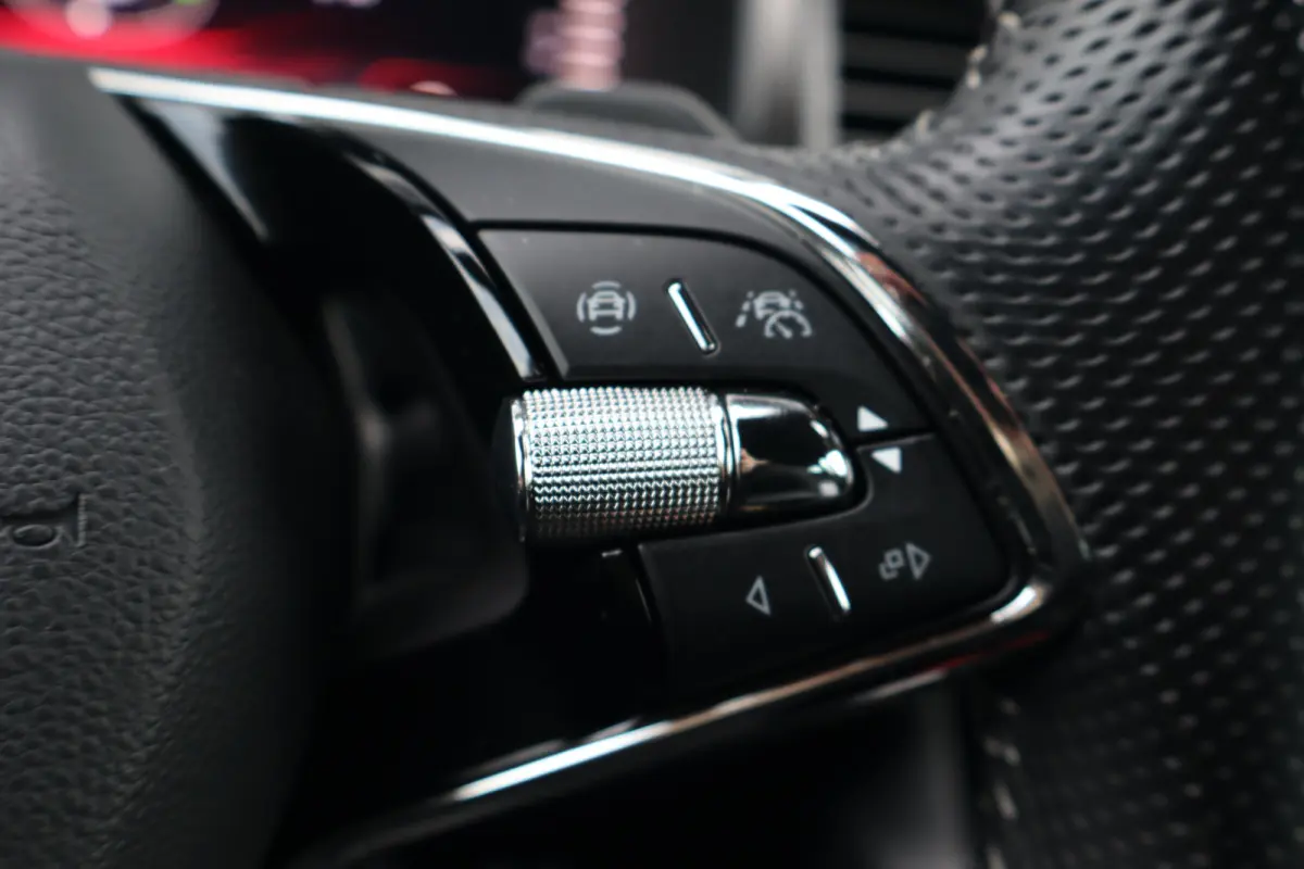 1.5 TSI MHEV Sportline Business 150PK | Achteruitrijcamera | Dodehoek detectie | Keyless entry