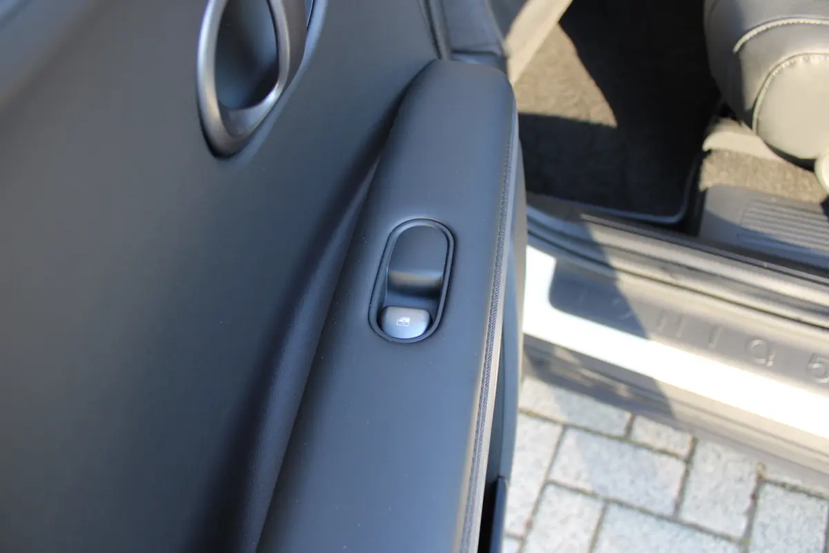 Connect+ 84 kWh | Leder | Parkeersensoren voor en achter | Elektrisch bedienbare voorstoelen | | Achteruitrijcamera | Adaptief demping systeem | Airco (automatisch)