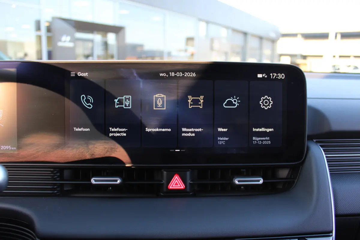 Connect+ 84 kWh | Leder | Parkeersensoren voor en achter | Elektrisch bedienbare voorstoelen | | Achteruitrijcamera | Adaptief demping systeem | Airco (automatisch)