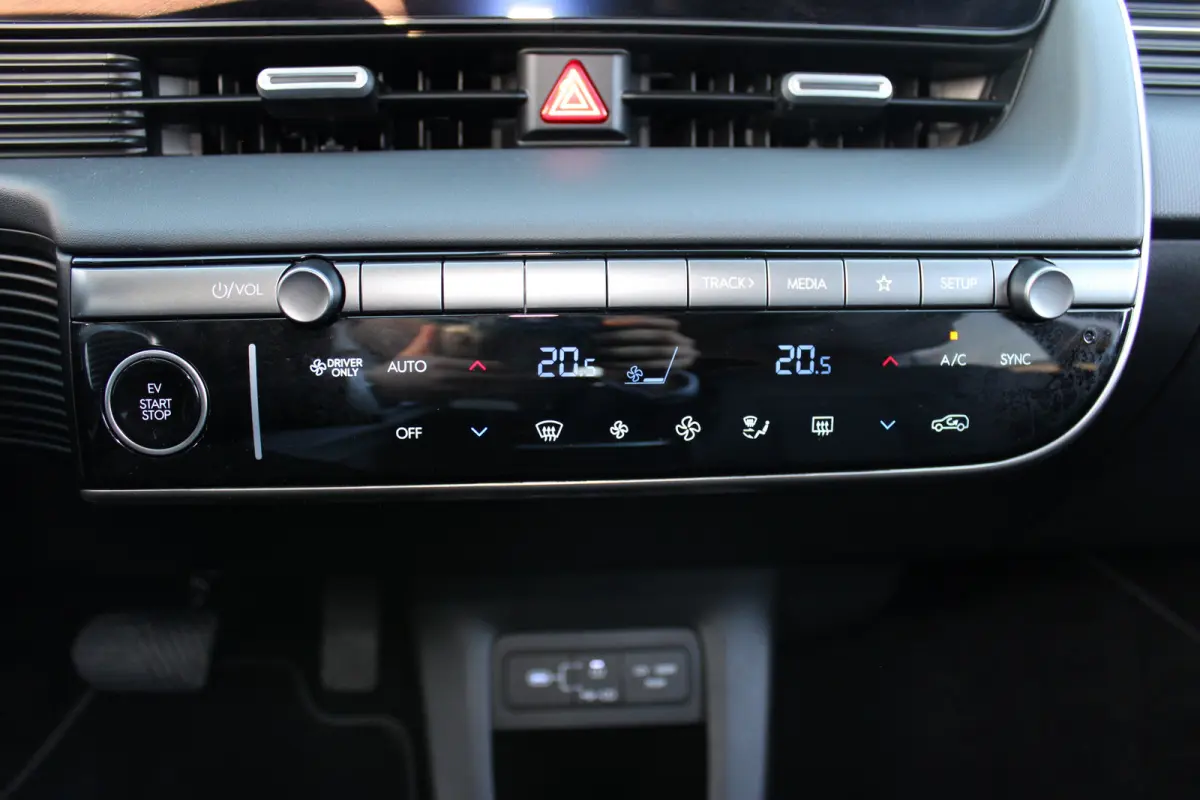 Connect+ 84 kWh | Leder | Parkeersensoren voor en achter | Elektrisch bedienbare voorstoelen | | Achteruitrijcamera | Adaptief demping systeem | Airco (automatisch)