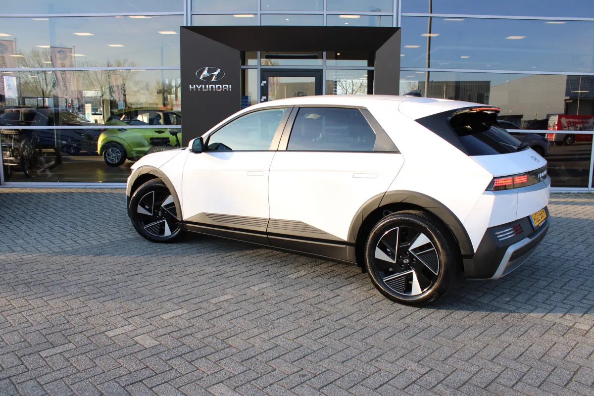 Connect+ 84 kWh | Leder | Parkeersensoren voor en achter | Elektrisch bedienbare voorstoelen | | Achteruitrijcamera | Adaptief demping systeem | Airco (automatisch)