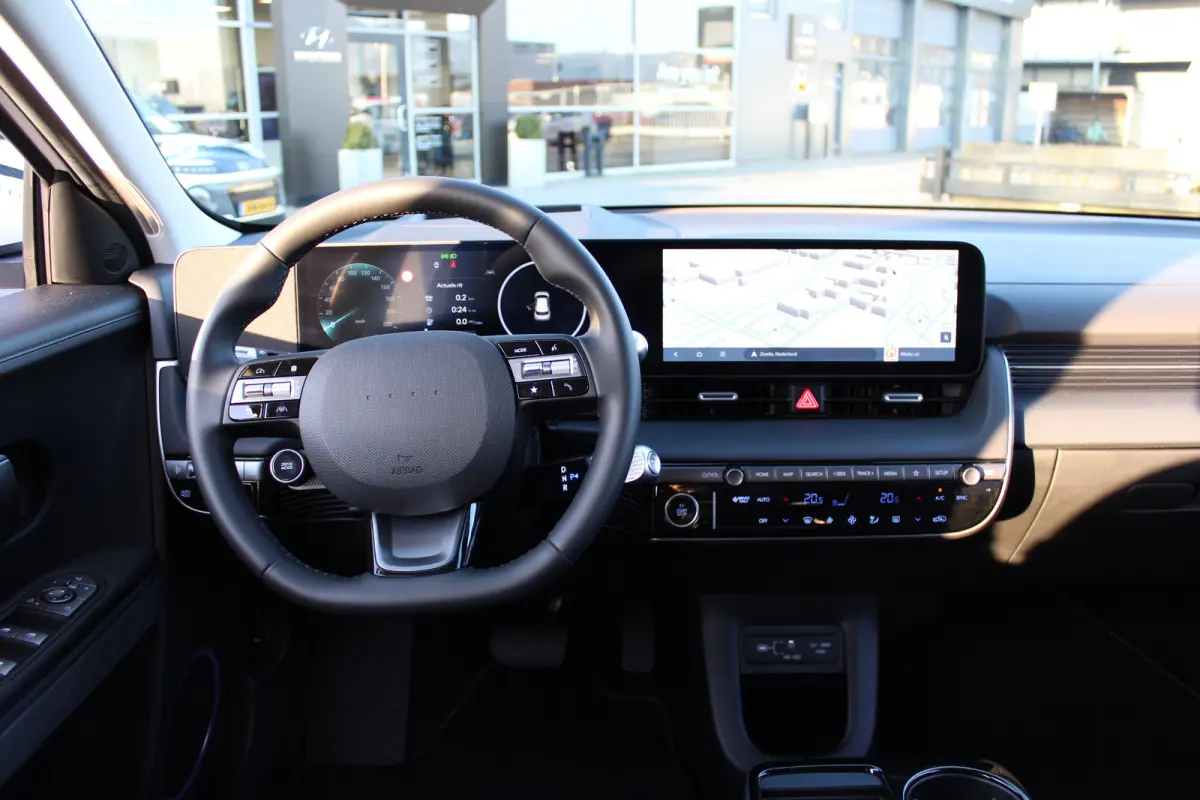 Connect+ 84 kWh | Leder | Parkeersensoren voor en achter | Elektrisch bedienbare voorstoelen | | Achteruitrijcamera | Adaptief demping systeem | Airco (automatisch)