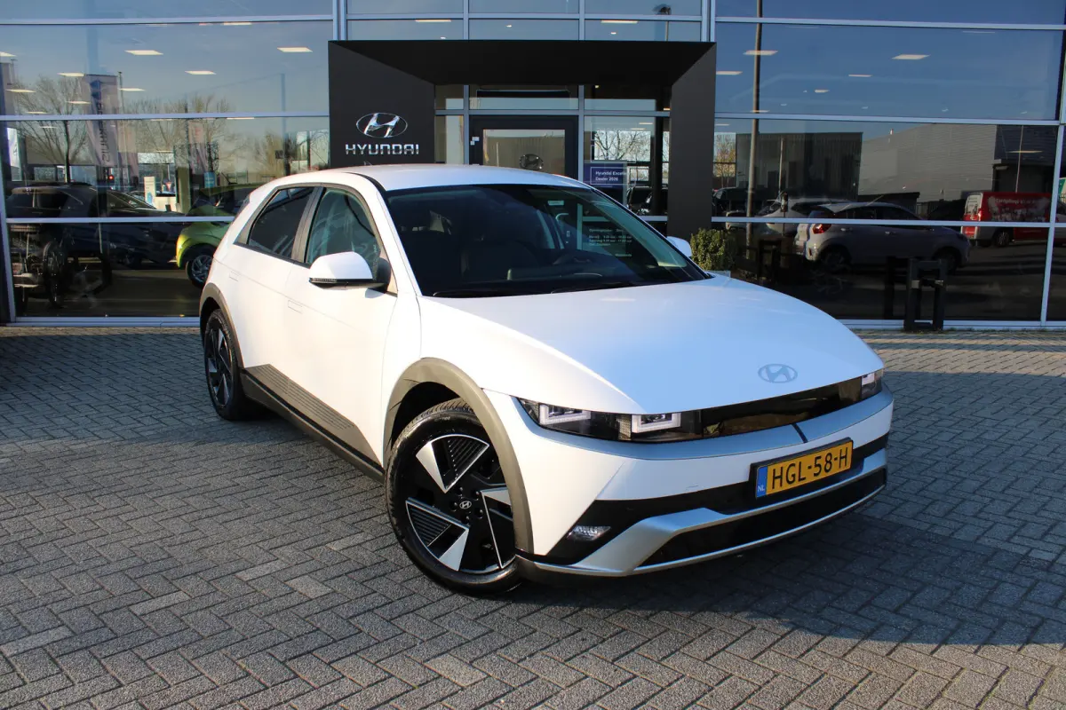Connect+ 84 kWh | Leder | Parkeersensoren voor en achter | Elektrisch bedienbare voorstoelen | | Achteruitrijcamera | Adaptief demping systeem | Airco (automatisch)