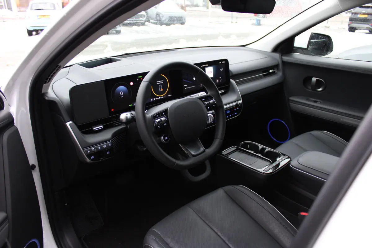 Connect+ 84 kWh | Leder | Parkeersensoren voor en achter | Elektrisch bedienbare voorstoelen | | Achteruitrijcamera | Adaptief demping systeem | Airco (automatisch)