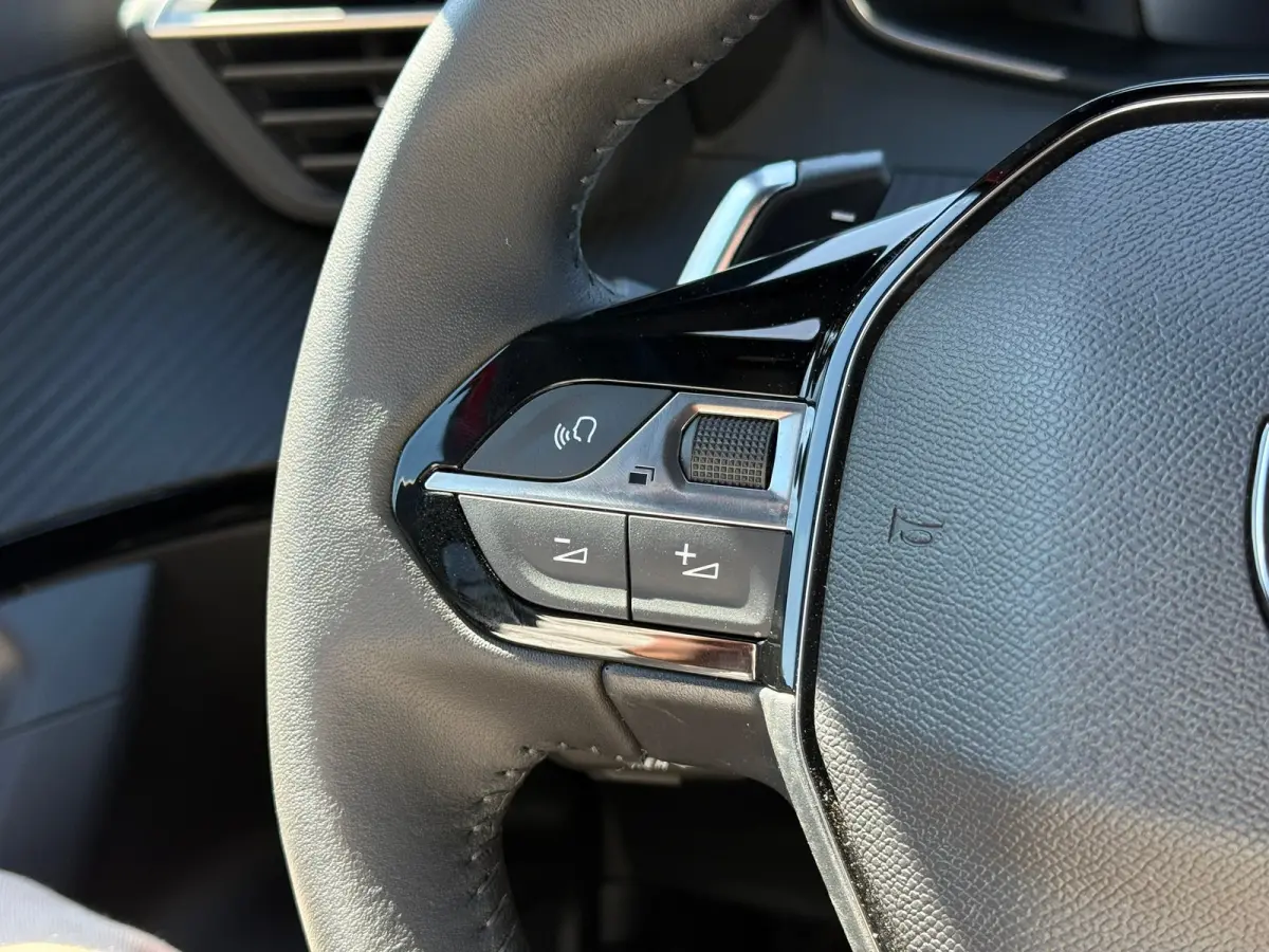 1.2 Hybrid 145 Allure 360 camera | Keyless | Adaptive cruise control | Apple carplay & Android auto
