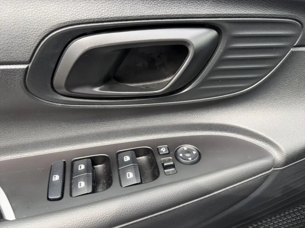 1.0 T-GDI 100pk Comfort | Airco | Camera | Carplay | Cruise control | Dodehoek detectie | Navigatie | Parkeersensoren | Digitaal cockpit | Lichtmetalen velgen