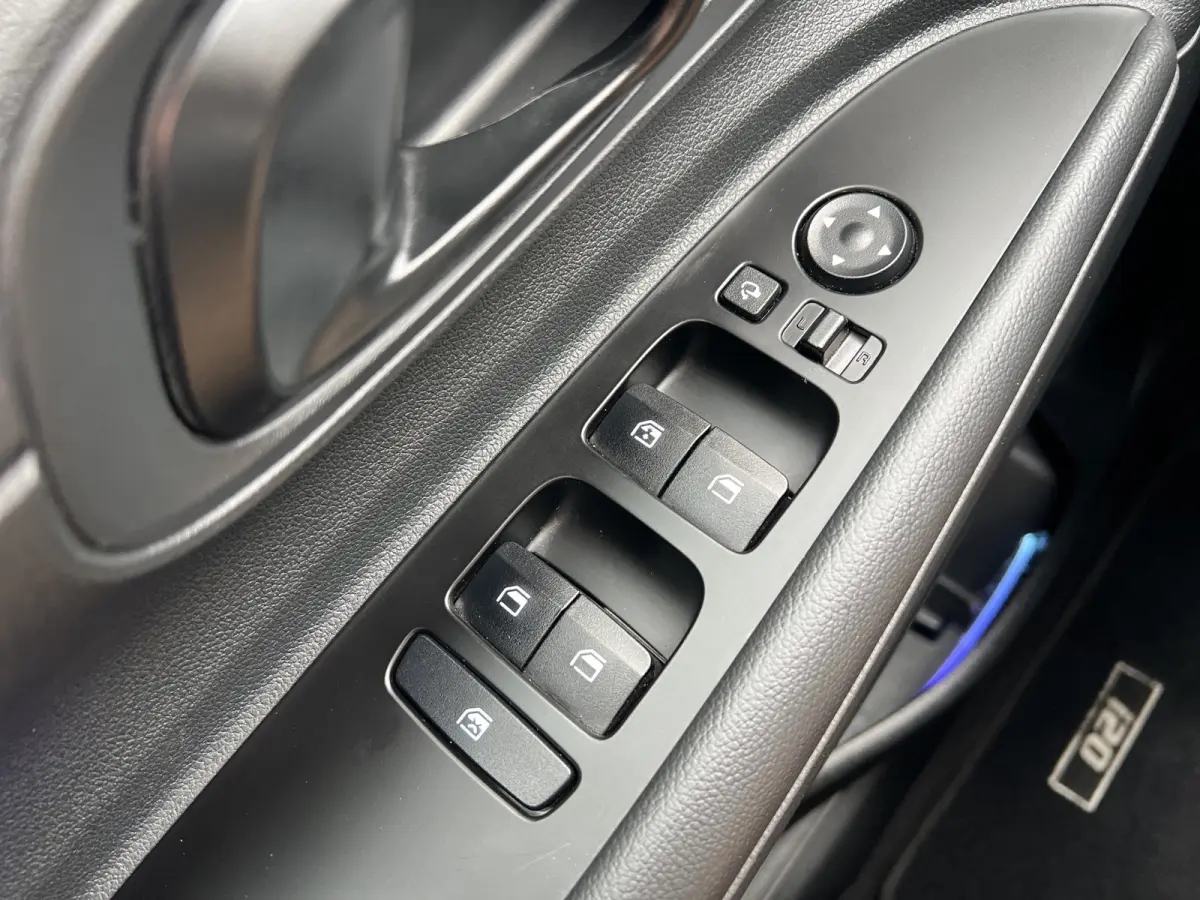 1.0 T-GDI 100pk Comfort | Airco | Camera | Carplay | Cruise control | Dodehoek detectie | Navigatie | Parkeersensoren | Digitaal cockpit | Lichtmetalen velgen