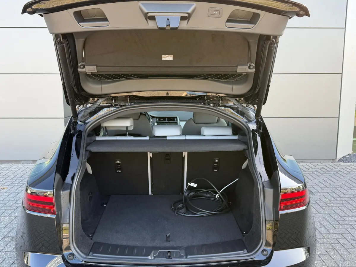 P300e AWD R-Dynamic SE | Stoelverwarming voor | 19 Inch | Adaptieve Cruise Control | Meridian